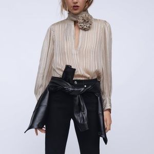 GORGEOUS ZARA NWT Metallic Thread Flower Blouse
